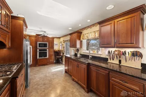 Kitchen - 1594 Mapleton Dr, Centerville, OH 45459 photo 5 of 10