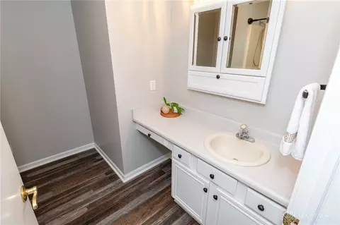 Bath - 1836 Dunseth Ln, Springfield, OH 45503 photo 5 of 7
