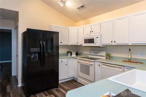 Kitchen - 1836 Dunseth Ln, Springfield, OH 45503 photo 2 of 5