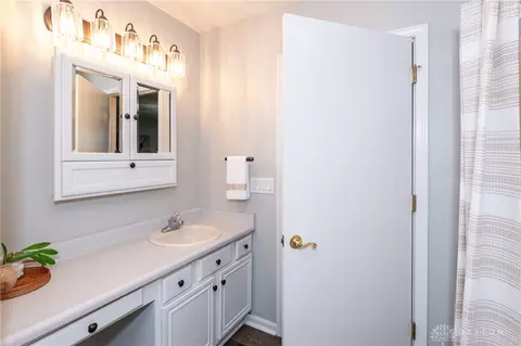 Bath - 1836 Dunseth Ln, Springfield, OH 45503 photo 6 of 7