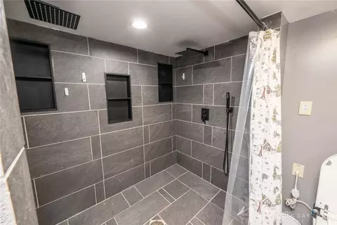 Bath - 283 Spinning Rd, Dayton, OH 45431 photo 3 of 7