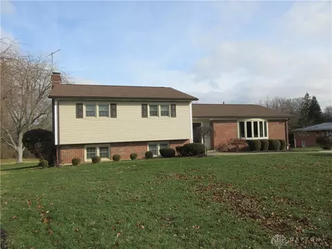 1319 Stratford Dr, Piqua, OH 45356