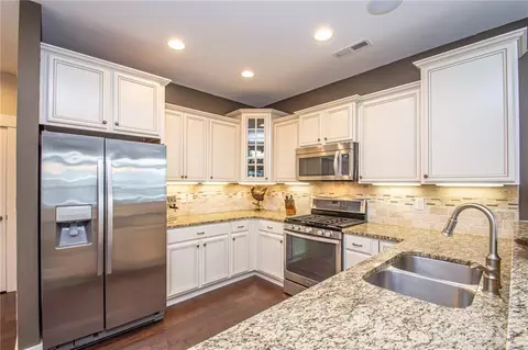 Kitchen - 475 Legendary Way, Dayton, OH 45458 photo 2 of 3