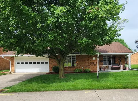 6805 Willow Creek Dr, Dayton, OH 45424