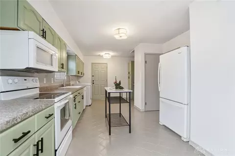 Kitchen - 2855 Whitehorse Ave, Kettering, OH 45420 photo 4 of 7