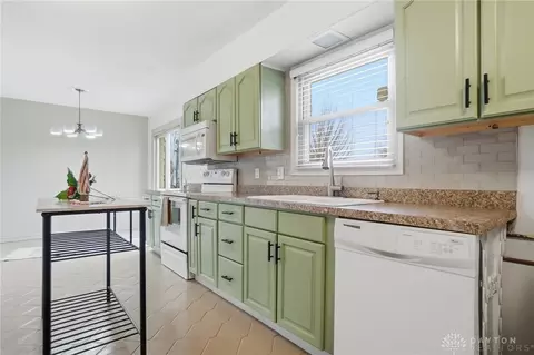 Kitchen - 2855 Whitehorse Ave, Kettering, OH 45420 photo 6 of 7