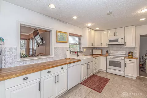 1105 Chateau Dr, Kettering, OH 45429 photo 12