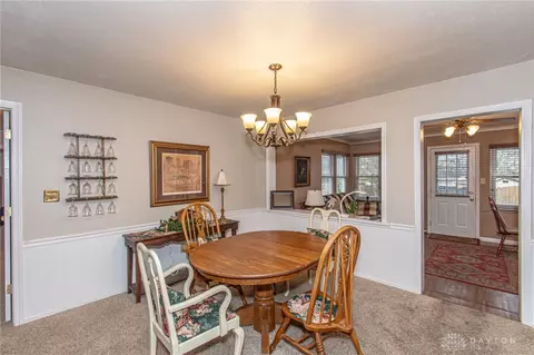 1105 Chateau Dr, Kettering, OH 45429 photo 6
