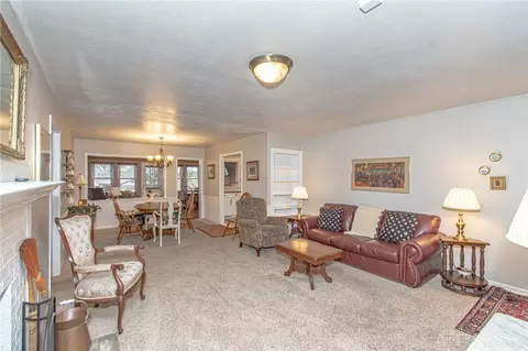 1105 Chateau Dr, Kettering, OH 45429 photo 4