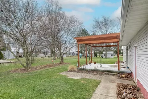 Exterior - 6970 Prairie Rd, Springfield, OH 45502 photo 2 of 12