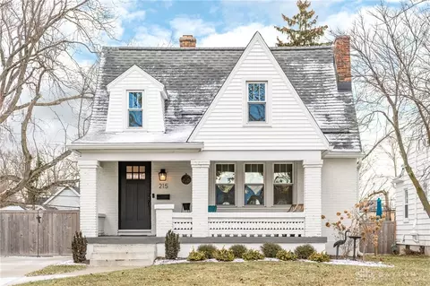 215 East Dr, Oakwood, OH 45419