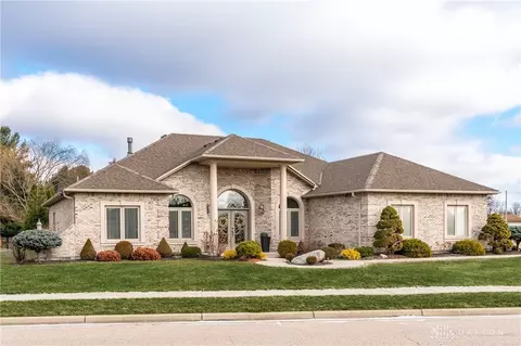 513 Arlington Woods Dr, Brookville, OH 45309