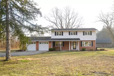 222 E Social Row Rd, Washington Township, OH 45458