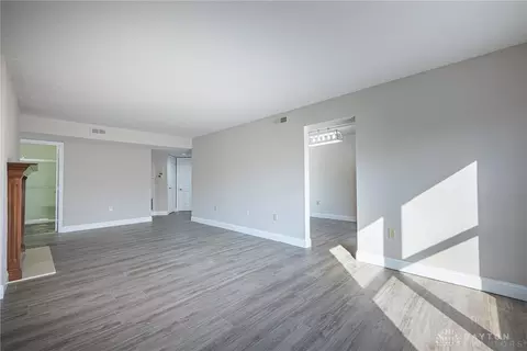 Living - 791 Ashton Cir #103, Dayton, OH 45429 photo 2 of 4