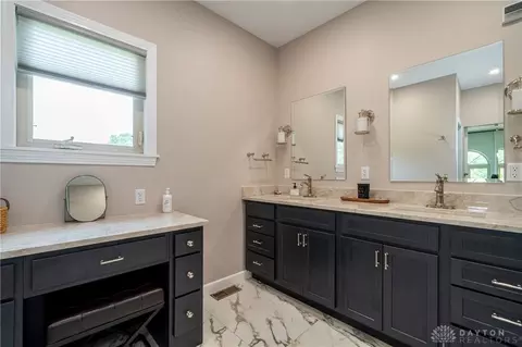 Bath - 5152 S Tecumseh Rd, Springfield, OH 45502 photo 4 of 9