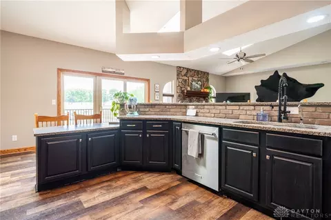 Kitchen - 5152 S Tecumseh Rd, Springfield, OH 45502 photo 4 of 7