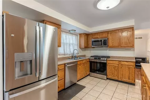 Kitchen - 646 Marieda Dr, Cincinnati, OH 45245 photo 2 of 4