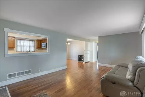 Living - 646 Marieda Dr, Cincinnati, OH 45245 photo 3 of 7