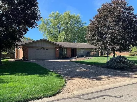 892 Hyde Park Dr, Dayton, OH 45429
