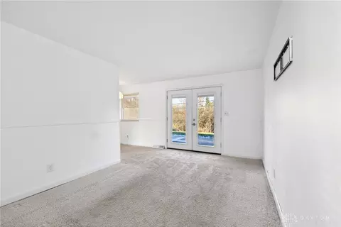 Living - 2185 Bending Willow Dr, Kettering, OH 45440 photo 4 of 5
