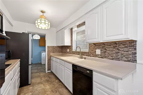Kitchen - 2185 Bending Willow Dr, Kettering, OH 45440 photo 3 of 4