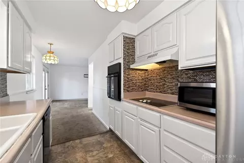 Kitchen - 2185 Bending Willow Dr, Kettering, OH 45440 photo 4 of 4