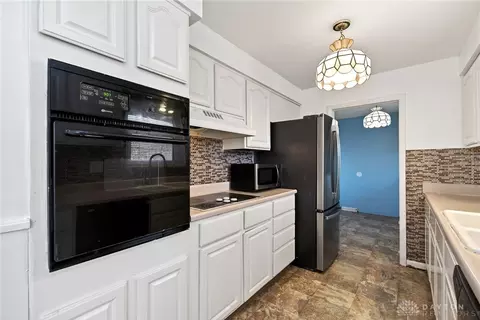 Kitchen - 2185 Bending Willow Dr, Kettering, OH 45440 photo 2 of 4