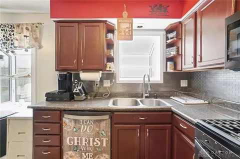 Kitchen - 2585 Fulbourne Dr, Cincinnati, OH 45231 photo 2 of 5