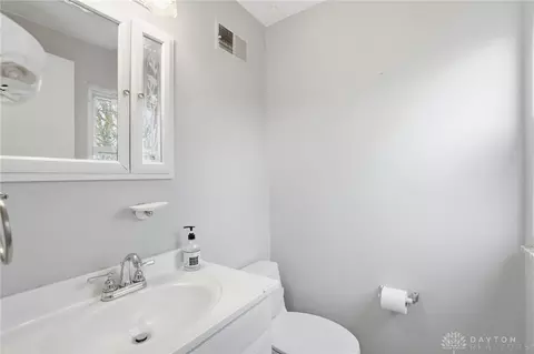 Bath - 2585 Fulbourne Dr, Cincinnati, OH 45231 photo 3 of 6