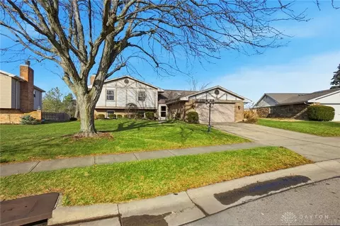 1927 Robinhood Dr, Miamisburg, OH 45342