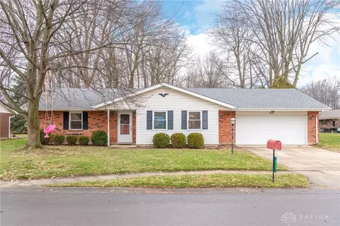 825 Hawthorne Dr, Tipp City, OH 45371