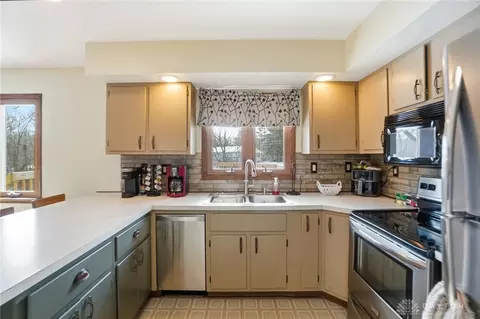Kitchen - 17144 Sunset Dr, Sidney, OH 45365 photo 2 of 7