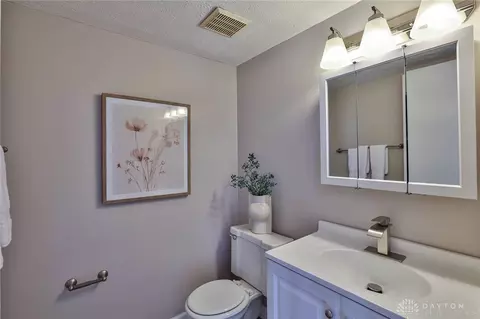 Bath - 10 Woodside Ct, Springdale, OH 45246 photo 3 of 4