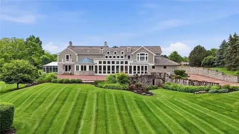 590 Versailles Dr, Centerville, OH 45459