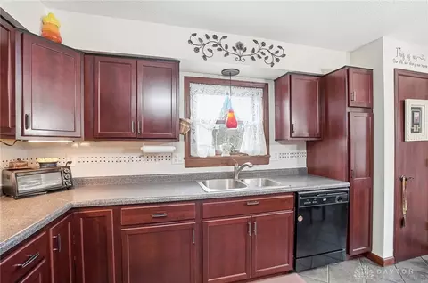 Kitchen - 7182 Brook Dr, Morrow, OH 45152 photo 4 of 5