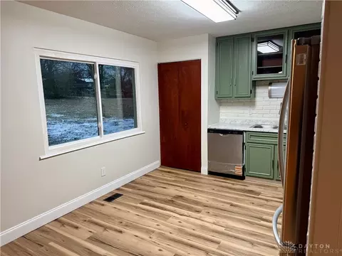 Kitchen - 1924 Marinette Dr, Springfield, OH 45503 photo 2 of 3