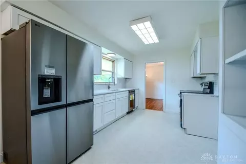 Kitchen - 152 Cheltenham Dr, Centerville, OH 45459 photo 4 of 7