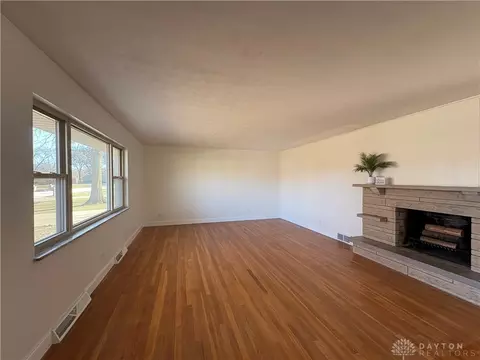 Living - 152 Cheltenham Dr, Centerville, OH 45459 photo 3 of 4
