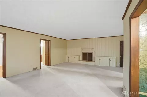 Living - 489 Jenny Ln, Centerville, OH 45459 photo 3 of 14
