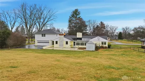 Exterior - 489 Jenny Ln, Centerville, OH 45459 photo 5 of 8