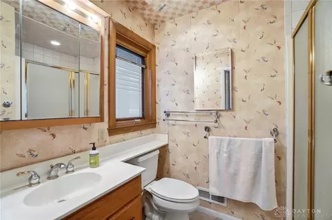 Bath - 489 Jenny Ln, Centerville, OH 45459 photo 3 of 7