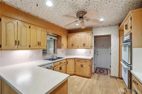 Kitchen - 489 Jenny Ln, Centerville, OH 45459 photo 3 of 6