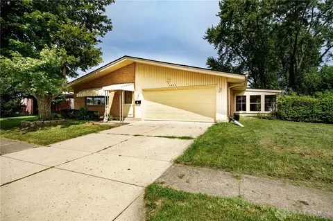 Exterior - 1629 Beaver Creek Ln, Kettering, OH 45429 photo 4 of 13