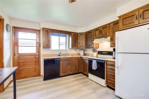 Kitchen - 1629 Beaver Creek Ln, Kettering, OH 45429 photo 2 of 3