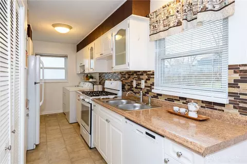 Kitchen - 1005 Chateau Dr, Kettering, OH 45429 photo 1 of 6