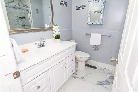 Bath - 1005 Chateau Dr, Kettering, OH 45429 photo 6 of 7
