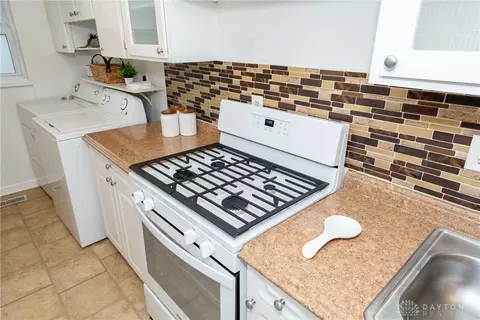 Kitchen - 1005 Chateau Dr, Kettering, OH 45429 photo 4 of 6
