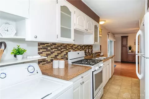 Kitchen - 1005 Chateau Dr, Kettering, OH 45429 photo 5 of 6