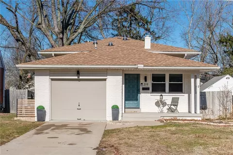 319 Orchard Dr, Oakwood, OH 45419