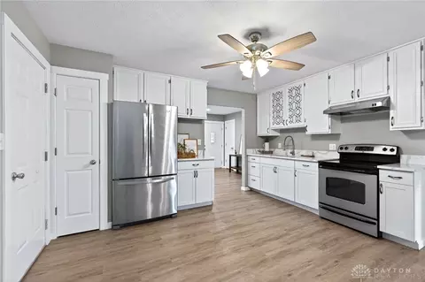 Kitchen - 2925 S Tecumseh Rd, Springfield, OH 45502 photo 2 of 4